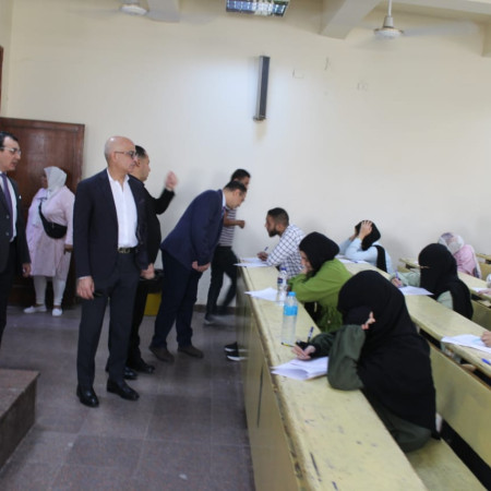 رئيس جامعة عين شمس يتفقد امتحانات الفصل الدراسي الثاني للعام الجامعي 2024-2025