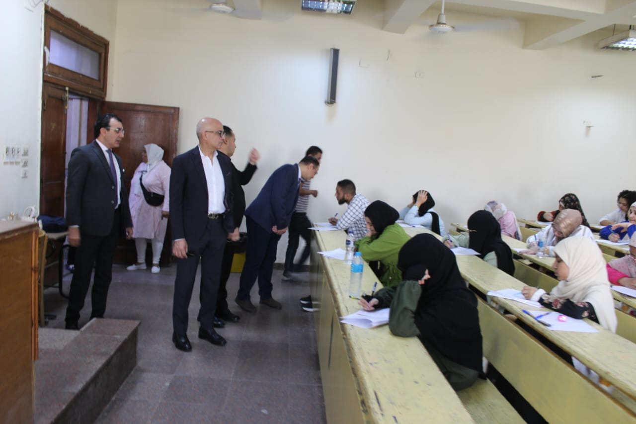 رئيس جامعة عين شمس يتفقد امتحانات الفصل الدراسي الثاني للعام الجامعي 2024-2025